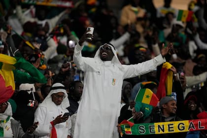 Los senegaleses celebran la clasificación de su selección nacional a las semifinales de la Copa Africana de Naciones