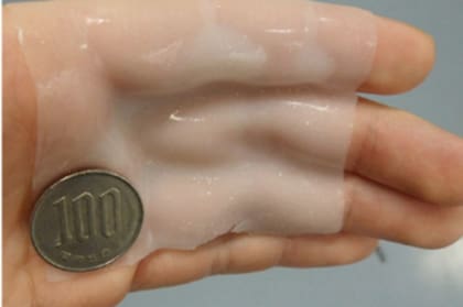 Los sensores se adhieren gracias a un gel que mantiene su flexibilidad