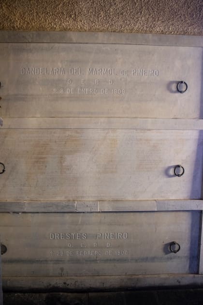 Los sepulcros de Orestes Piñeiro y Candelaria del Mármol, padres de Rebeca, en la iglesia que ella mandó construir dentro de la estancia. El de Rebeca, anónimo, es el del medio.