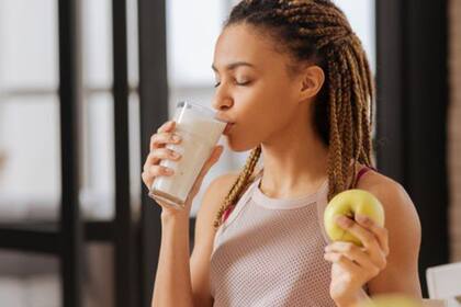 Para las personas adultas se recomienda tomar leche descremada para evitar las grasas que tiene