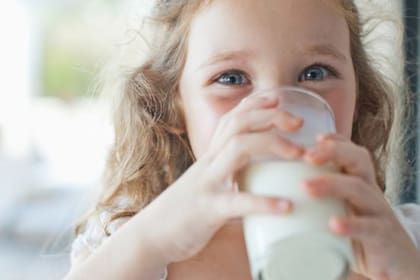 Entre los alimentos que pueden contribuir a un menor estado de ansiedad, Conrado Estol destaca a la leche ya que tiene un efecto tranquilizante que se relaciona con su contenido del mineral magnesio, el aminoácido triptófano y la hormona melatonina