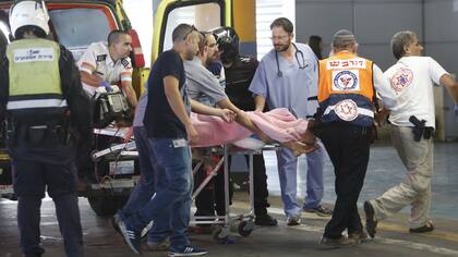 Los servicios de emergencia trasladan a un herido a un centro médico en Jerusalén