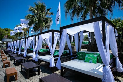 Los servicios de playa que ofrece Parador 12 de Jureré, Florianópolis