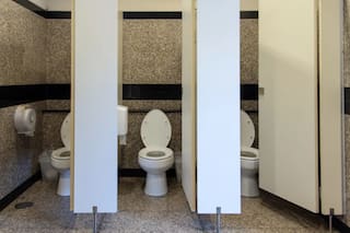 Un médico reveló cuál es el problema invisible de los baños públicos: “Pasa en la estación de tren y en el trabajo”