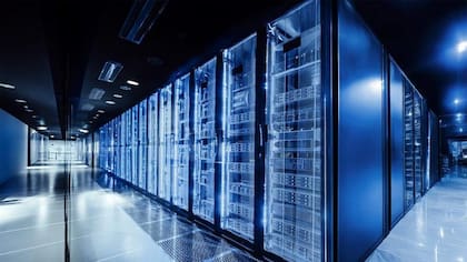 Los servidores de IA consumen electricidad, sistemas de refrigeración que utilizan agua, chips y minerales extraídos de la tierra