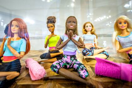 Las "made to move yoga", de 2017 y 2018, las primeras muñecas con articulación 360°