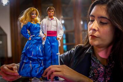 Maria Rojas, organizadora de la Expo ultima detalles en Barbie y Ken Magic Blue, de 1985. La única pareja creada y producida exclusivamente por Top Toys de Argentina