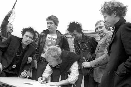 Los Sex Pistols firmaron un contrato récord con A&M en las afueras del Palacio de Buckingham en marzo de 1977