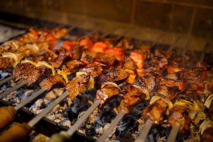 Los shish (pinchos) son antiquísimos: en la región de Medio Oriente la carne se cocinaba así, explican los encargados de la cocina, porque era más rápido