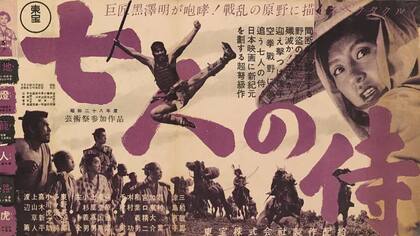 "Los siete samuráis" (1954) de Akira Kurosawa es una película épica japonesa sobre aldeanos desesperados que contratan mercenarios para defenderse de los bandidos