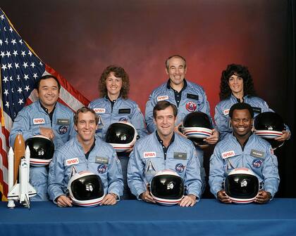 Los siete tripulantes del Challenger:  Michael J. Smith, Francis Scobee, Ronald McNair, Ellison Onizuka, Christa McAuliffe, Gregory Jarvis y Judith Resnik.