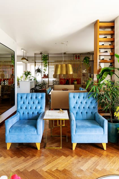 Los sillones, a juego con las sillas de la mesa, también son vintage