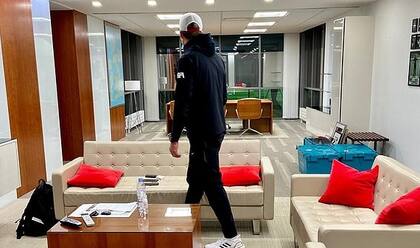 Los sillones de cuero de la oficina de Klopp que formarán parte de la subasta. Crédito: Twitter