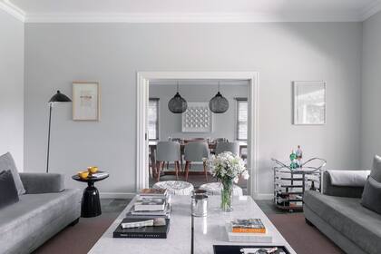 Las lámparas de pie, traídas de EEUU, son un clásico diseño de Serge Mouille de 1953, un aporte fabuloso junto con el brillo del carro-bar vintage (Ohmio Gallery).