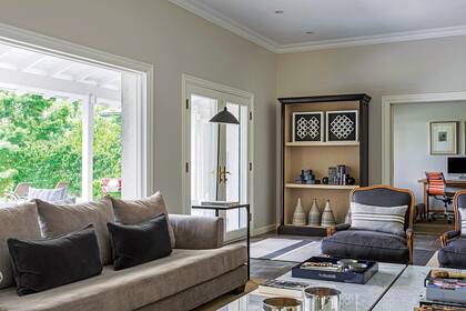 Los sillones individuales que estaban en la casa fueron retapizados en lino azul marino (Joanne Cattarossi).