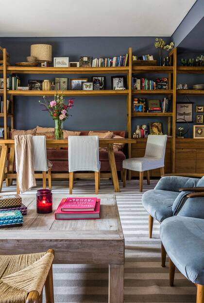 Los sillones, la biblioteca y el juego de comedor son de Mesopotamia BA.