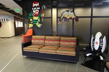 Los sillones, uno de los pocos muebles que suelen estar fijos en las oficinas de Valve