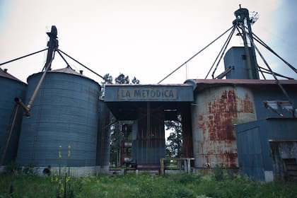 Los silos junto a la estación de tren, claves en la elección del lugar