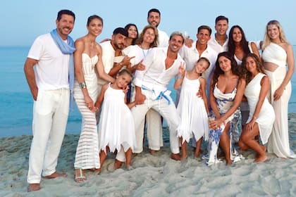 Los Simeone al completo, junto a algunos amigos, durante los festejos del cumpleaños número 30 de Giovanni en Cerdeña, en julio de este año