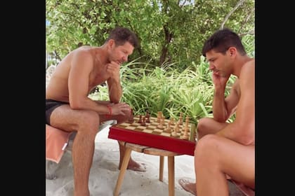 Los Simeone, jugando al ajedrez
