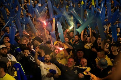 Los simpatizantes de Boca Juniors con globos y bengalas