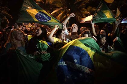 Los simpatizantes de Bolsonaro celebraron ruidosamente ayer en Río de Janeiro, donde vive el presidente electo