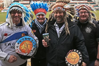 Los simpatizantes de Exeter Chiefs caracterizados con las raíces indígenas; 3500 fans firmaron el petitorio para quitar el logo y la mascota, aunque el consejo de administración no avaló la totalidad del pedido