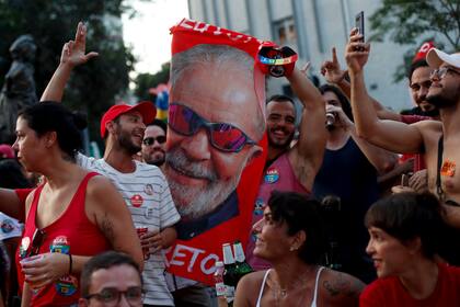 Los simpatizantes del expresidente de Brasil Luiz Inacio Lula da Silva celebran los resultados parciales luego del cierre de las urnas en la segunda vuelta de las elecciones presidenciales del país, en Río de Janeiro