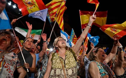 Los simpatizantes del Partido Popular (PP) agitan banderas mientras celebran los resultados en Madrid, después de las elecciones generales de España el 23 de julio de 2023. 