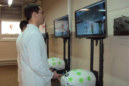 Los simuladores son para que los estudiantes practiquen la técnica de laparoscopía