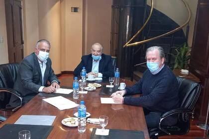 Los sindicalistas mercantiles Carlos Pérez y Armando Cavalieri con Federico Erhart, director General Walmart