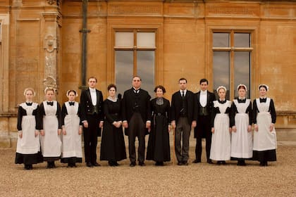 Los sirvientes de la serie Downton Abbey, en una escena en el exterior de la mansión donde trabajan.