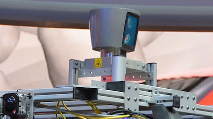 Los sistemas LIDAR actuales suelen ser voluminosos y caros, como este modelo utilizado en un vehículo autónomo