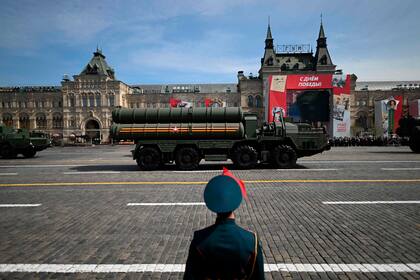 Los sistemas rusos de defensa aérea con misiles S-400 desfilan por la Plaza Roja durante el ensayo general del desfile militar del Día de la Victoria