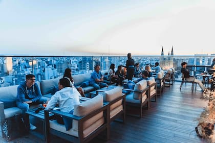 Los sky bar son el lugar perfecto para disfrutar del sol mientras te tomas un cóctel o para salir a comer en una noche especial.