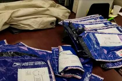 Los sobres contenidos en el saco con el que se toparon en el medio de la calle