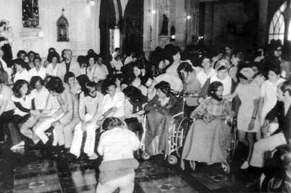 Los sobrevivientes de la tragedia de los Andes asisten a una misa en Chile el 23 de diciembre de 1972