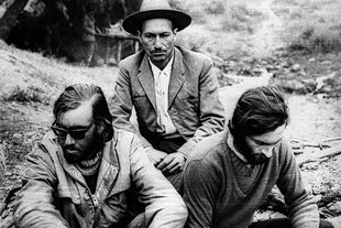 Los sobrevivientes de la Tragedia de los Andes Fernando Parrado y Roberto Canessa, con el arriero chileno Sergio Catalán, el 21 de diciembre de 1972