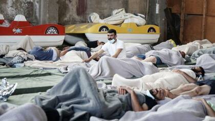 Los sobrevivientes han sido atendidos en un centro de refugio temporal en la ciudad de Kalamata, Grecia