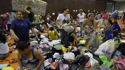 Los sobrevivientes son atendidos en un gimnasio que funciona como centro de acogida