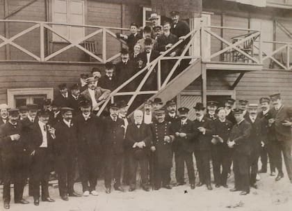 Los socios en la escalera de la sede flotante, en octubre de 1904.