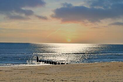 Los socorristas realizaron 73,7 rescates por cada 100.000 visitantes entre 2021 y 2023 en las playas de Nueva York (Archivo)