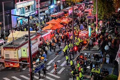 Los socorristas trabajan en atender a las víctimas en el distrito de Itaewon