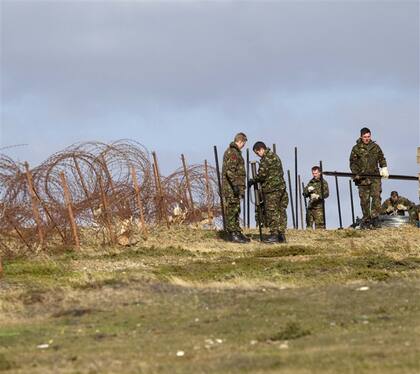 Los soldados británicos realizan trabajos para alambrar un sector de la fortaleza militar