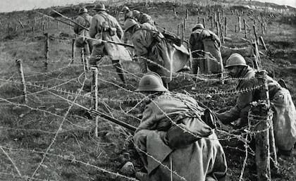 Los soldados franceses se mueven en ataque desde su trinchera durante la batalla de Verdún, en el marco de la Primera Guerra Mundial (Fuente: Shutterstock)