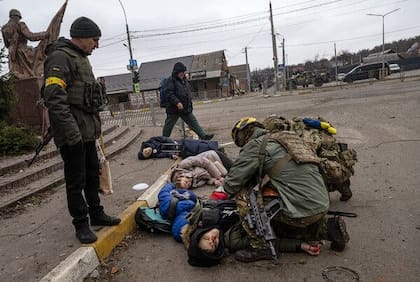 Los soldados intentaron ayudar a una mujer, a sus dos hijos y a un amigo de la familia tras ser alcanzados por los bombardeos rusos en Kiev, pero todos murieron.