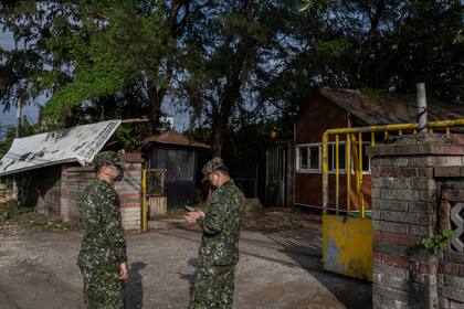 Los soldados montan guardia en una instalación militar al final de un entrenamiento de reservistas en Taoyuan, Taiwán, el 18 de marzo de 2022. (Lam Yik Fei/The New York Times)