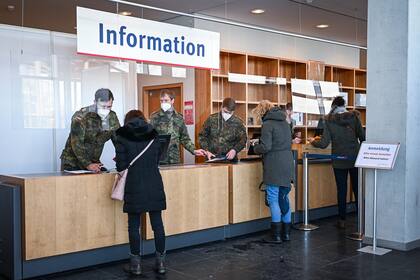 Los soldados registran a los pacientes en el centro de vacunación en Rostock, Alemania, el 12 de febrero de 2021
