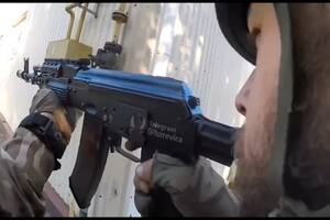 El momento en que un soldado ucraniano recibe un disparo en el brazo, se venda y sigue en combate