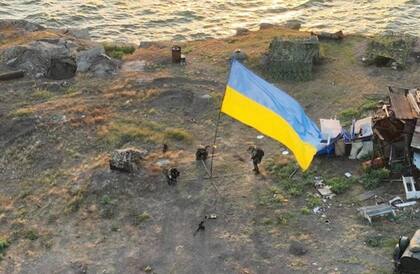 Los soldados ucranianos comunicaron el izamiento de una bandera en la Isla de las Serpientes.